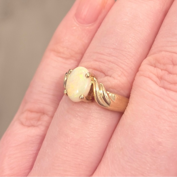Vintage 10K Australian White Opal Ring: Gold Dainty Oval Solitaire Size 6.5 - Picture 5 of 12